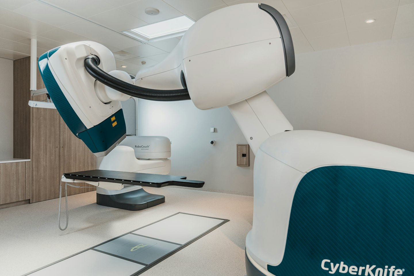 Sistema robotico CyberKnife in una moderna sala di trattamento medico.