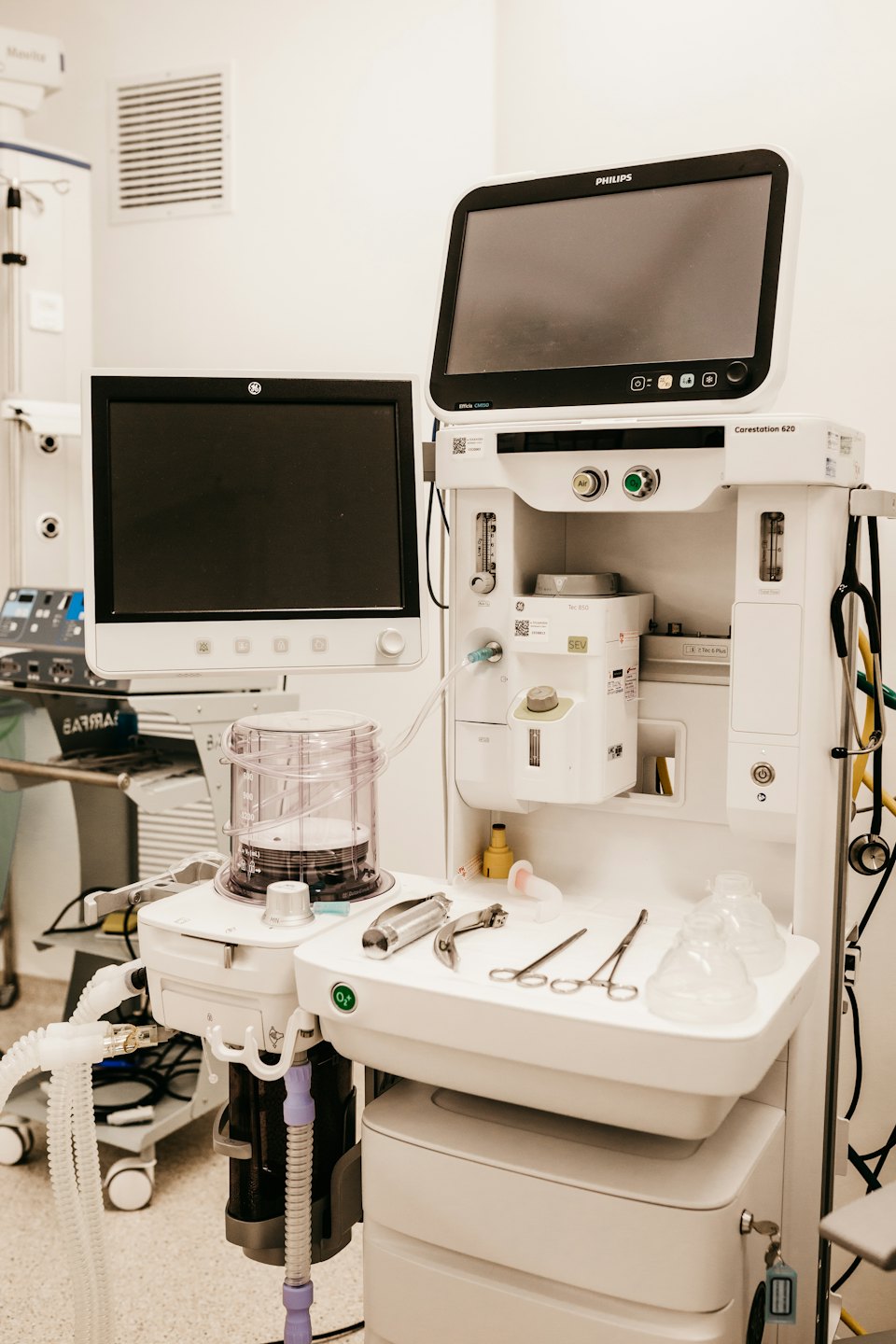 Macchina per anestesia con monitor in una sala operatoria ospedaliera.